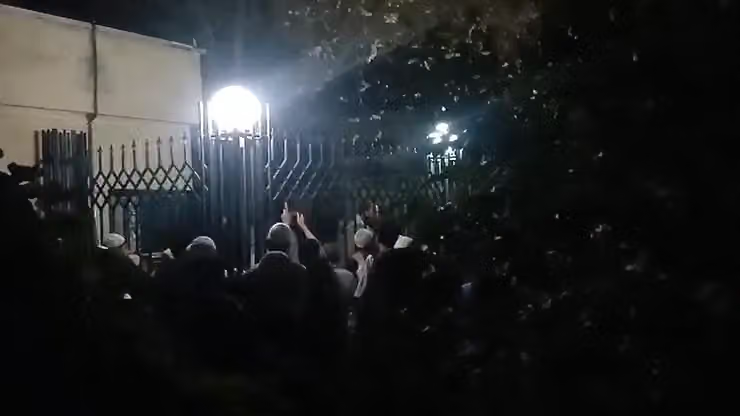 الشيعة في غرب كابل يحتجون على أمر طالبان بإخلاء حوزة خاتم النبيين الدينية