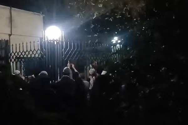الشيعة في غرب كابل يحتجون على أمر طالبان بإخلاء حوزة خاتم النبيين الدينية