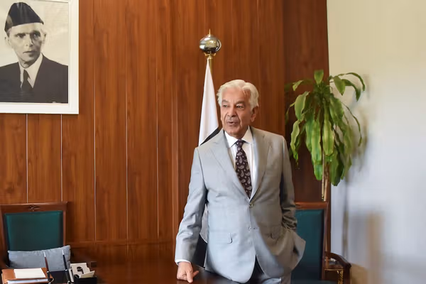 خواجه آصف: امریکا پاکستان را به حال خودش رها کرد