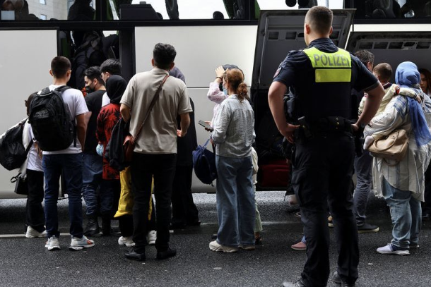 ألمانيا تعلن إنهاء حالة عدم اليقين لـ400 لاجئ أفغاني في باكستان ونقلهم إلى أراضيها