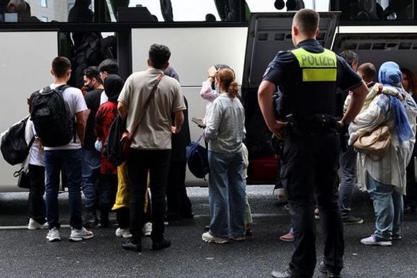 جرمني وايي چې ډېر ژر به له پاکستان څخه ۴۰۰ افغان کډوال انتقال کړي