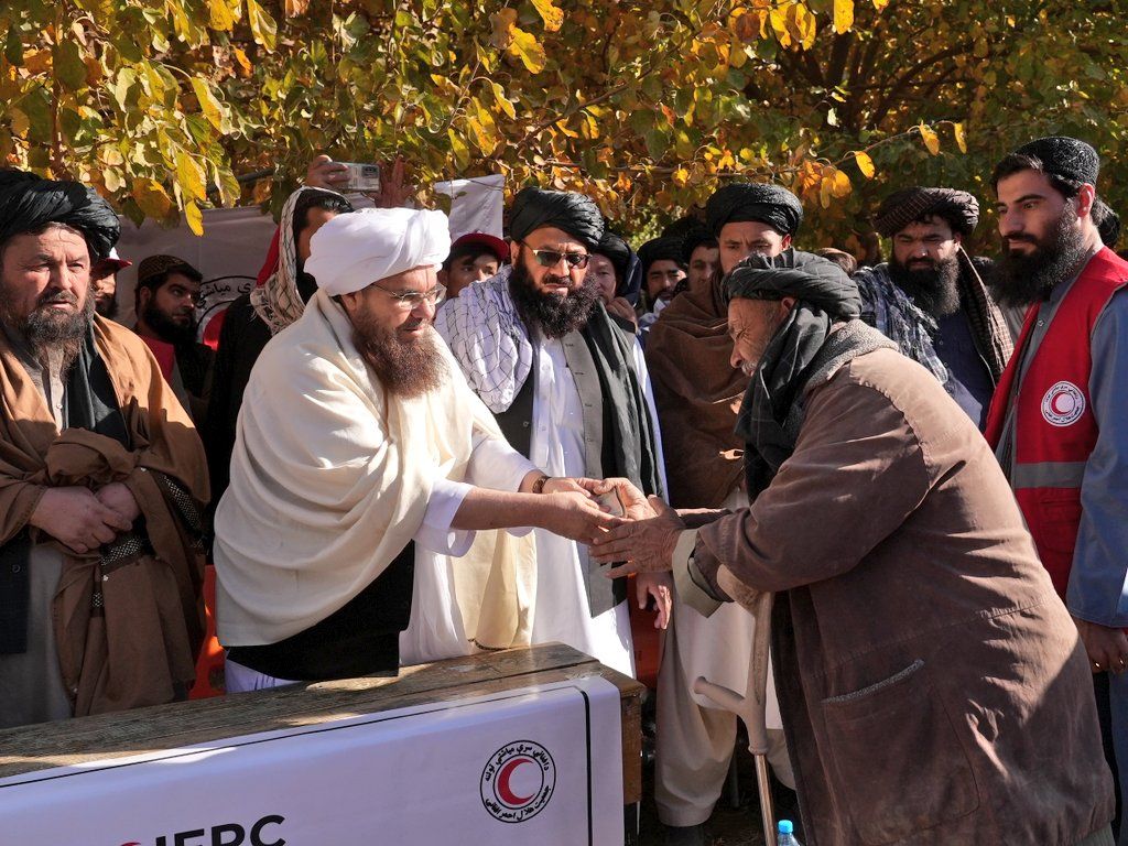 افغاني سرې میاشتې په بلخ کې پر ۶۰۰ زلزله ځپلو کورنیو مرستې ویشلې دي