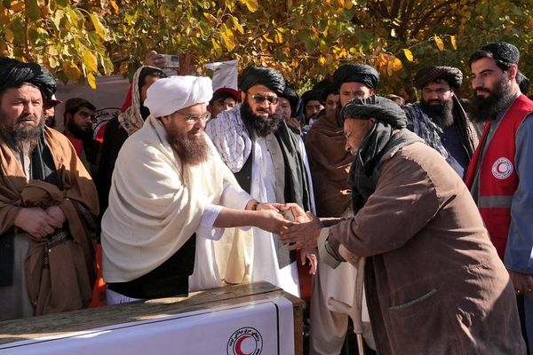 افغاني سرې میاشتې په بلخ کې پر ۶۰۰ زلزله ځپلو کورنیو مرستې ویشلې دي