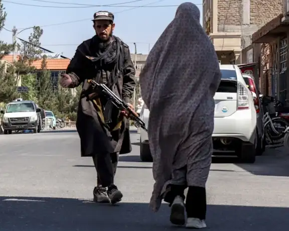 أفغانيات مقيمات في بريطانيا: حياتنا لا تزال تمر في صمت خوفاً من طالبان