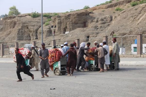 پاکستان سبا ۱۲ نیول شوي افغانان د تورخم له لارې جبري لېږي