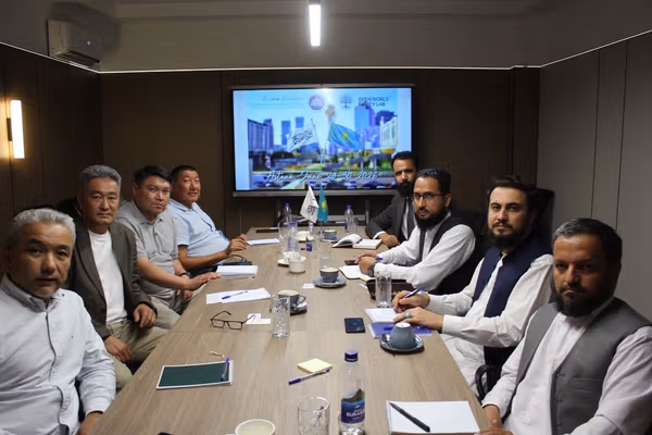 د طالبانو پلاوی له قزاقستان سره د ترانزیټ او سیمهییزو همکاریو د پراختیا په تړاو غږېدلی