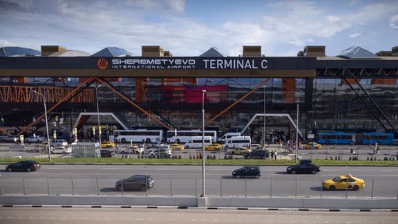 په مسکو کې یوه ۳۱ کلن بلاروسي دوه کلن افغان ماشوم پر ځمکه ویشتلی