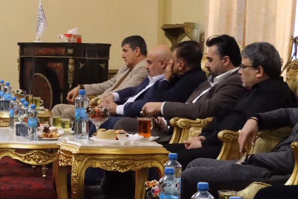 په مسکو کې د طالبانو سفیر او افغان سوداګرو په سوداګریزو ستونزو خبرې کړي