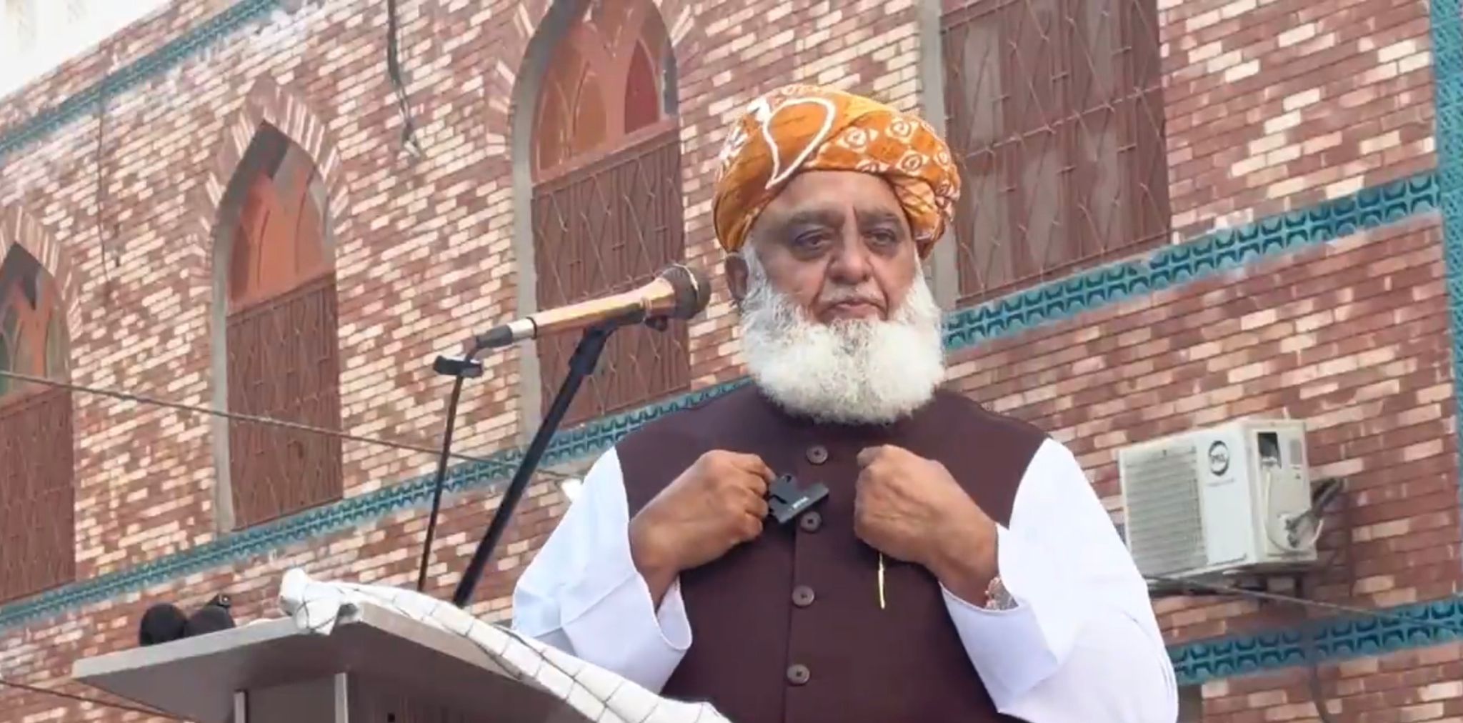 مولانا فضل الرحمان: مدرسې د تاوتریخوالي په تدریس تورنې دي