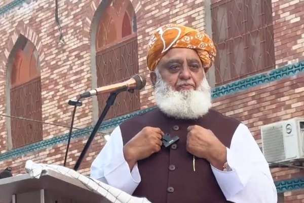 مولانا فضل الرحمان: مدرسې د تاوتریخوالي په تدریس تورنې دي