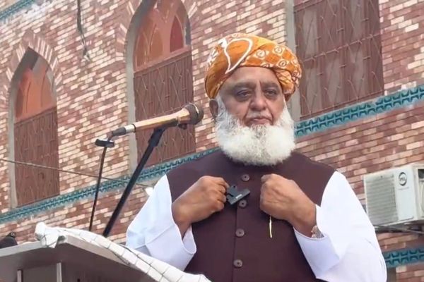 مولانا فضل الرحمان: مدرسې د تاوتریخوالي په تدریس تورنې دي