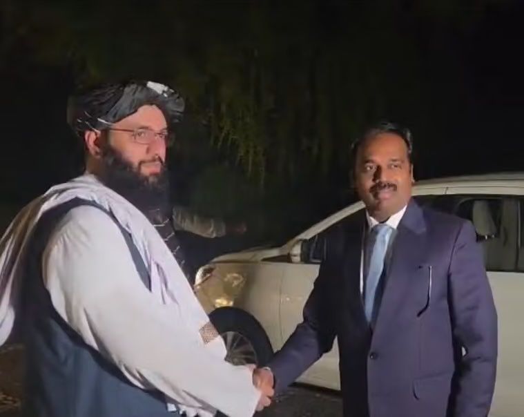 د هند استازي په ډيلي کې د طالبانو د «بري» په مراسمو کې ګډون وکړ