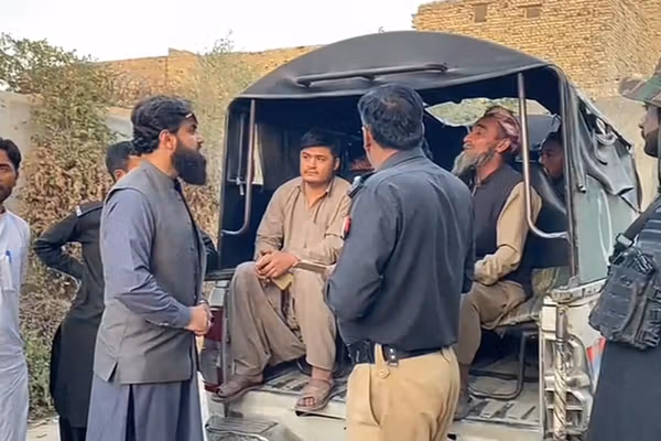 له کړاوه ډک ژوند؛ پاکستان کې افغان کډوال د پولیسو له ځورولو په تنګ دي