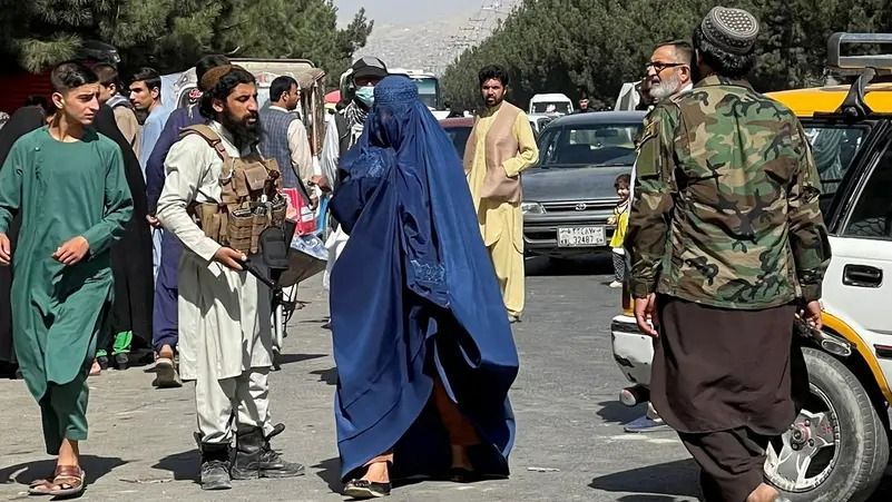 «گشاد، ضخیم و بدون عطر»؛ طالبان ویژگی‌های حجاب زنان را برای تبلیغ در مساجد اعلام کرد