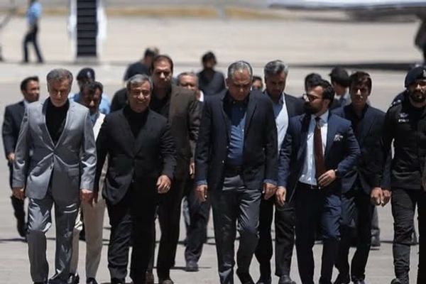 د پاکستان د کورنیو چارو وزیر له ایراني چارواکو سره د خبرو لپاره تهران ته لاړ