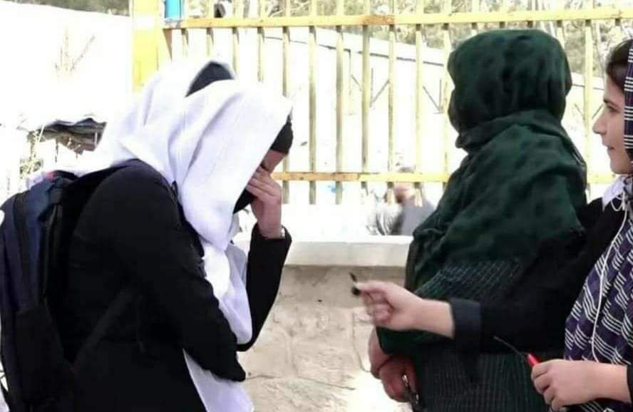 یک رادیوی محلی در شهر کابل برای دختران محروم از مکتب صنف درسی برگزار کرده است