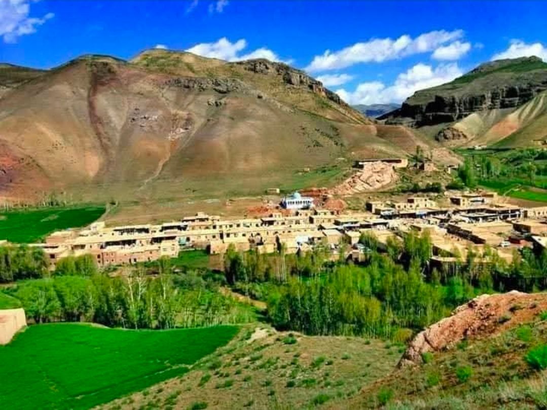 باشندگان ولسوالی سنگ‌تخت دایکندی: «طالبان برای ساخت سرک از مردم پول می‌گیرد»