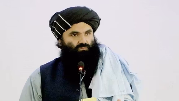 مصادر: سراج الدين حقاني غاضب من قرار هبة الله بقطع الإنترنت