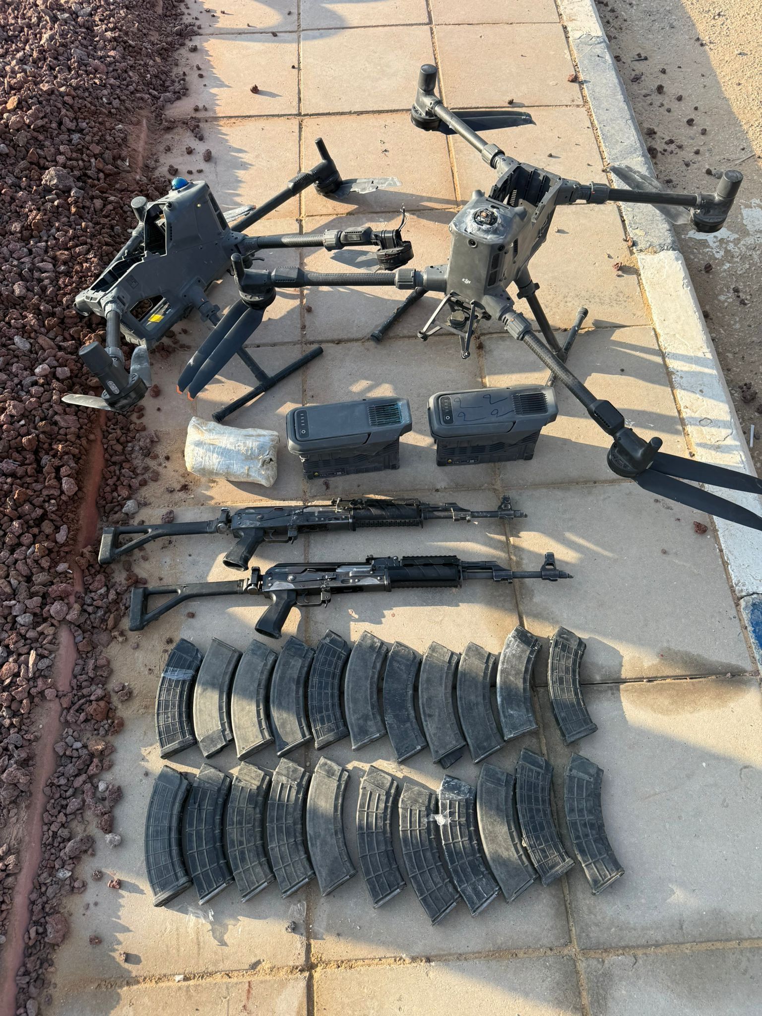 اسراییلی پوځ وايي په وسلو بار درې ډرون څرخکې یې نیولې دي