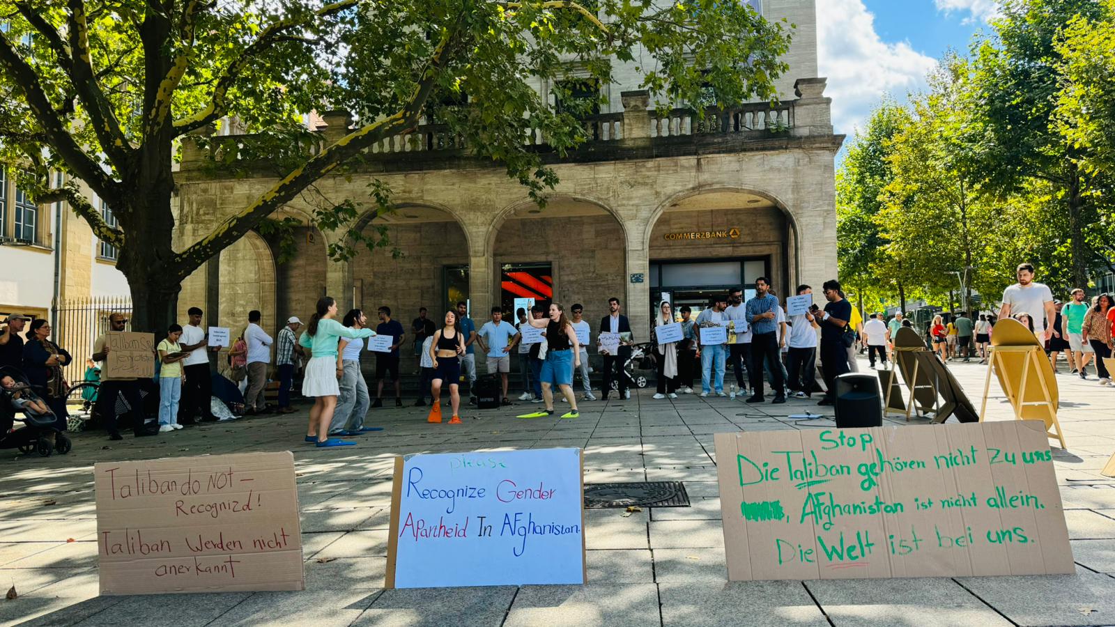 فعالان افغان در آلمان علیه سیاست‌های 'تبعیض‌آمیز و زن‌ستیزانه' طالبان اعتراض کردند