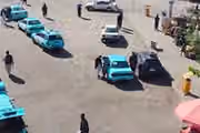 بهرغم ممنوعیت طالبان رانندگان تکسی در افغانستان به موسیقی گوش میدهند
