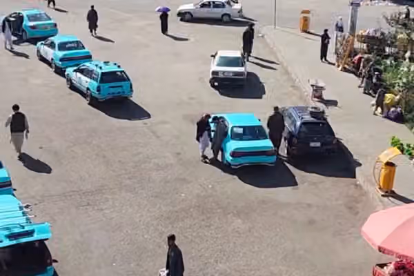 بهرغم ممنوعیت طالبان رانندگان تکسی در افغانستان به موسیقی گوش میدهند