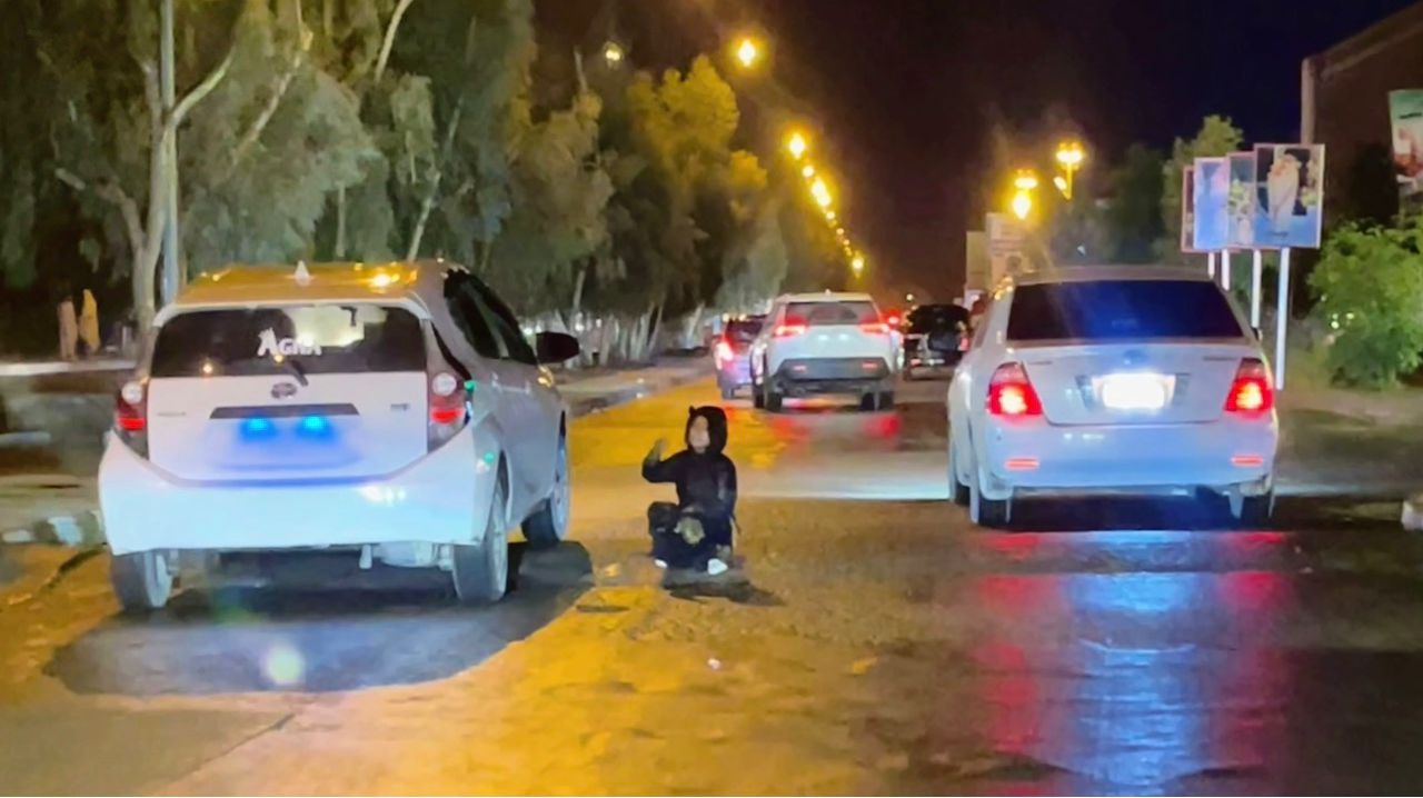 بې‌وزلي د ماشومانو راتلونکی ګواښي؛ په کندهار کې د شپې تر ناوخته ماشومان خیرات راټولوي