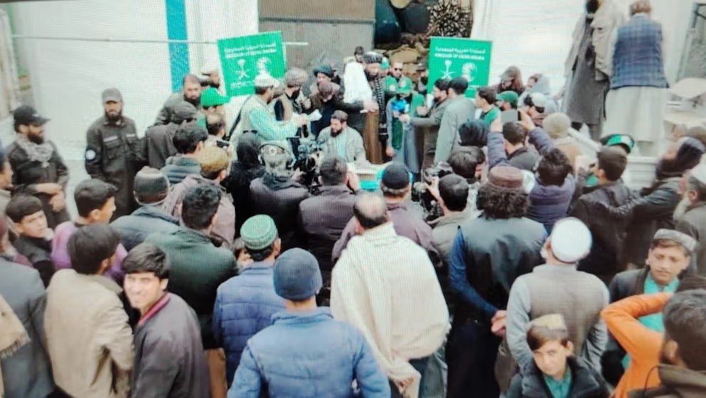 مركز الملك سلمان تقدّم 32 طناً من التمور للعائدين الأفغان