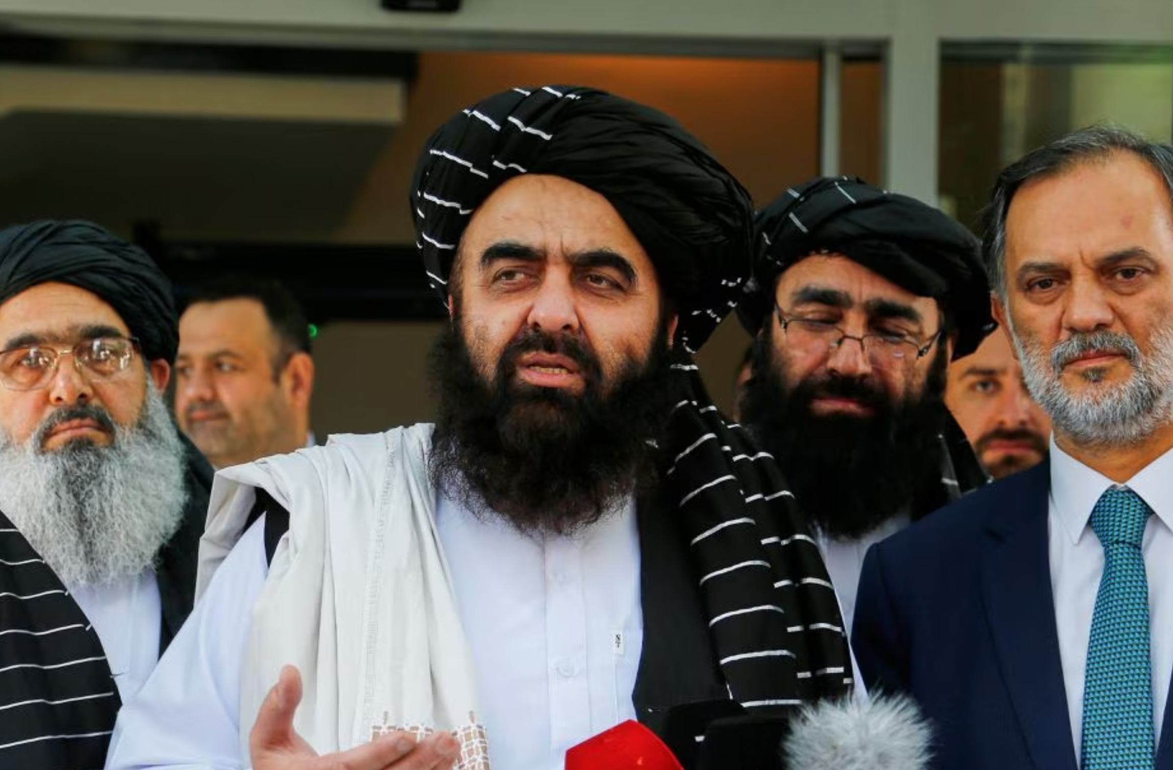 محرومیت زنان در افغانستان؛ امیرخان متقی می‌گوید حکومت طالبان با حکومت‌های منطقه برابر است