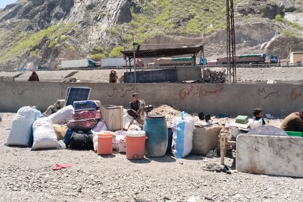 پاکستان څه باندې ۹۰۰ افغان کډوال په جبري توګه افغانستان ته ستانه کړي
