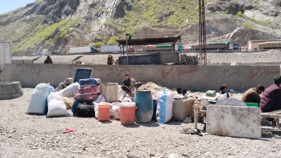 پاکستان څه باندې ۹۰۰ افغان کډوال په جبري توګه افغانستان ته ستانه کړي