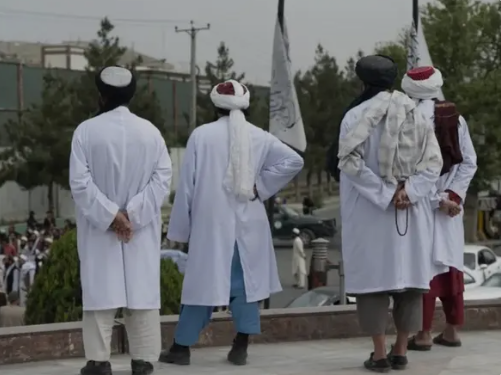 سرچینې: طالبانو په اروزګان کې خبریالانو ته ویلي، 'یا به ږیرې پرېږدئ یا هېواد'