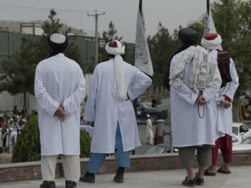 سرچینې: طالبانو په اروزګان کې خبریالانو ته ویلي، 'یا به ږیرې پرېږدئ یا هېواد'