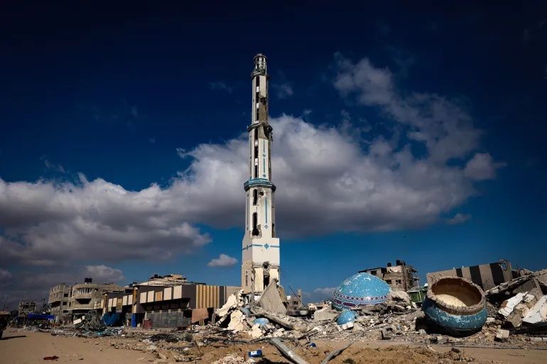 په خان یونس کې د شهیدانو جومات منار چې د اسراییل د بریدونو له امله زیانمن شوی.