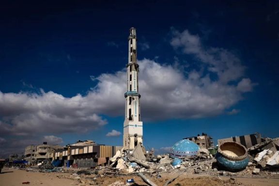 په خان یونس کې د شهیدانو جومات منار چې د اسراییل د بریدونو له امله زیانمن شوی.