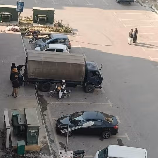 پولیس پاکستان با «یورش و شکستن دروازه خانهها» مهاجران افغان را بازداشت کرد