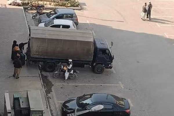 پولیس پاکستان با «یورش و شکستن دروازه خانهها» مهاجران افغان را بازداشت کرد