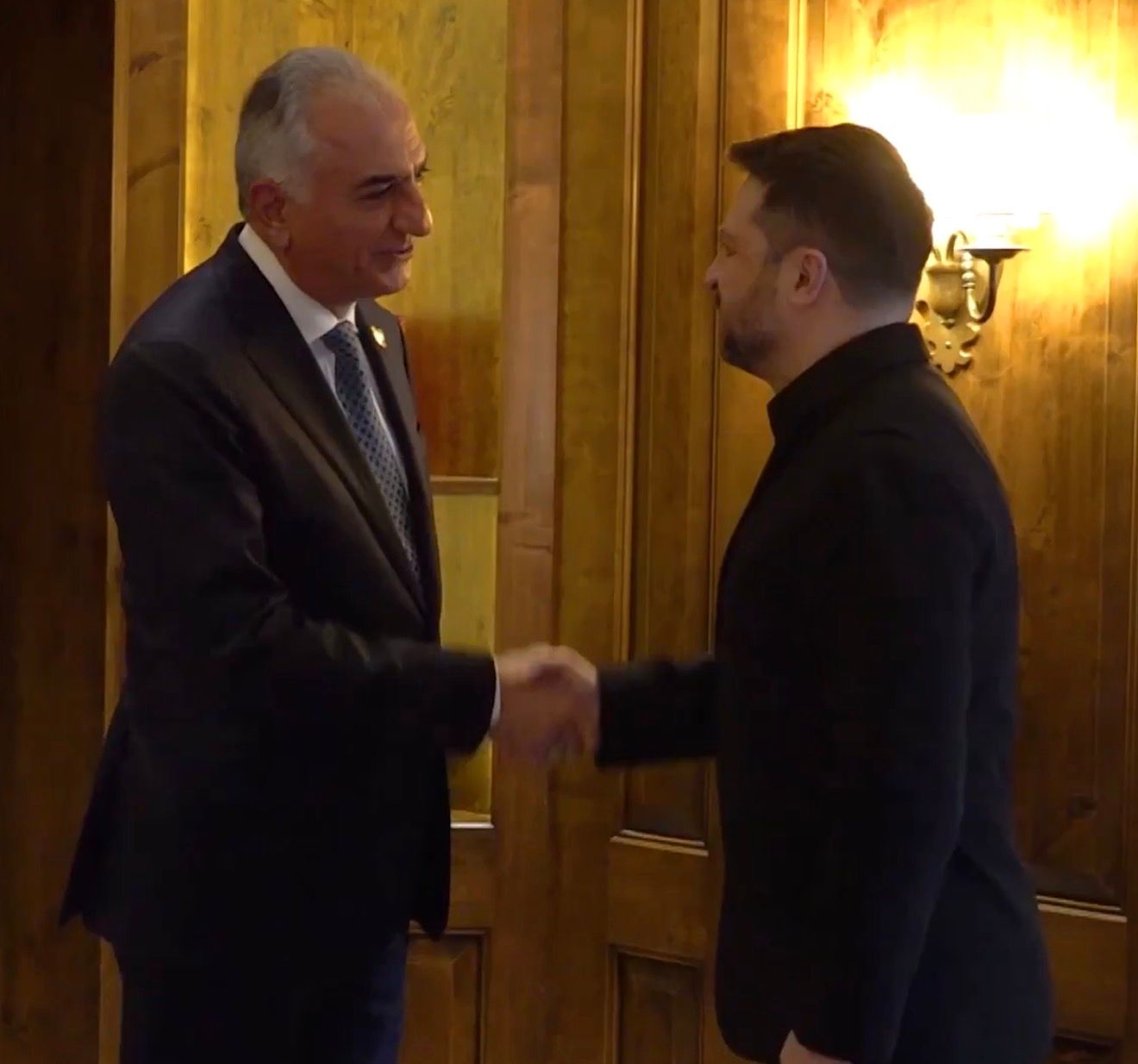 د مونيخ غونډې په څنډه کې؛ زېلېنسکي له رضا پهلوي سره وکتل