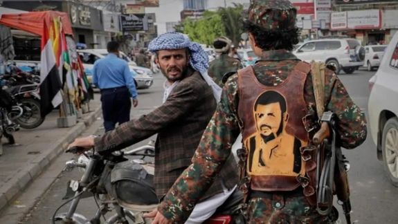 اسراییل د یمن په بندرونو بریدونه کړي او د حوثیانو د مشر په نښه کولو ګواښ یې کړی