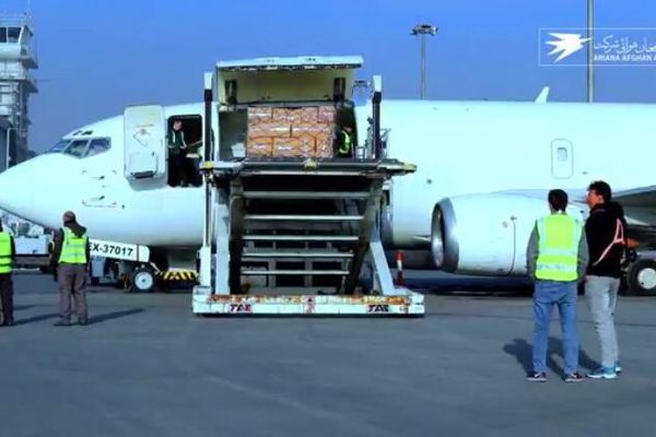د اريانا افغان هوايي شرکت ځانګړې چارټر کارګو الوتکه کابل ته رسېدلې