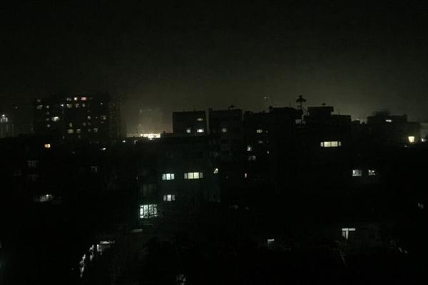 د دوبي ګرمې څپې او د برېښنا پرچاوۍ؛ کابل مېشتي وایي، د برېښنا له پرچاویو نور په تنګ دي