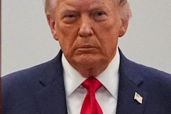 امریکا له هرمز تنګي نه د فیس په بدل کې پر تېرېدونکو بیړیو بندیز لګوي