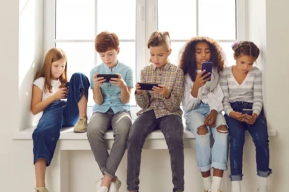 د ماشومانو ذهني روغتیا د ساتنې لپاره ډنمارک په خواله رسنیو د بندیز لپاره چمتووالی نیسي