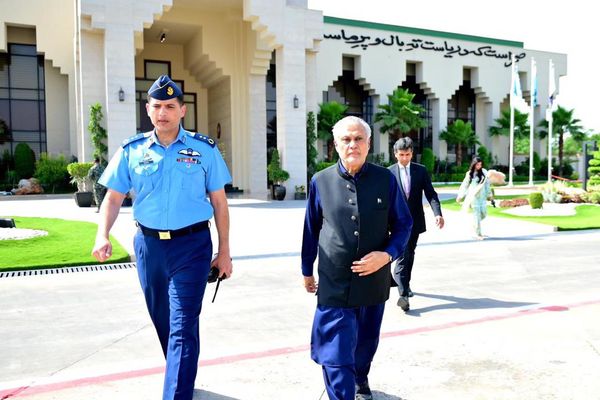 د پاکستان، چین او طالبانو درې اړخیزه غونډه؛ اسحاق ډار چین ته روان شو