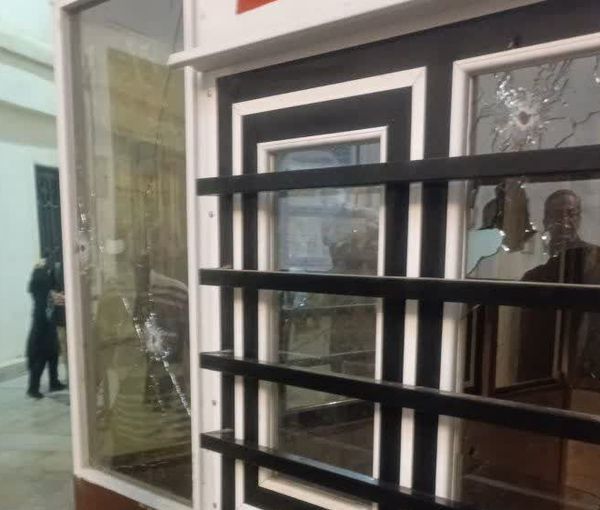 تیراندازی در حرم شاهچراغ در شیراز چند کشته و زخمی برجای گذاشته است 