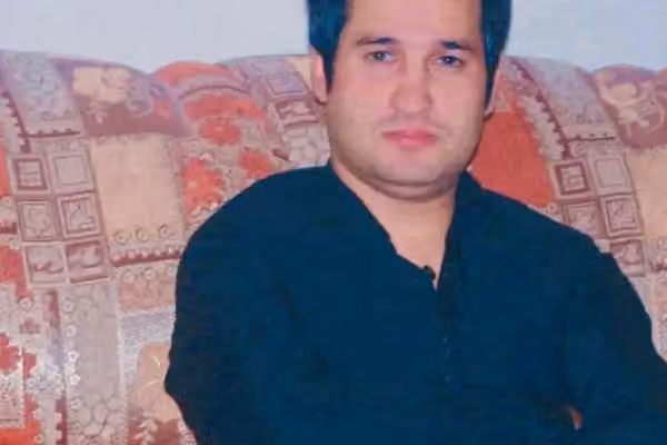 منابع: وضعیت عزیز وطنوال، خبرنگار افغان در زندان بگرام نگرانکننده است