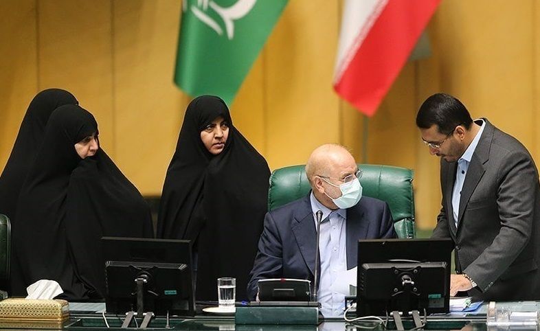 محدودیت‌های بیشتر برای زنان ایرانی؛ تمام زنان برای سفر به «اجازه سرپرست» نیاز دارند