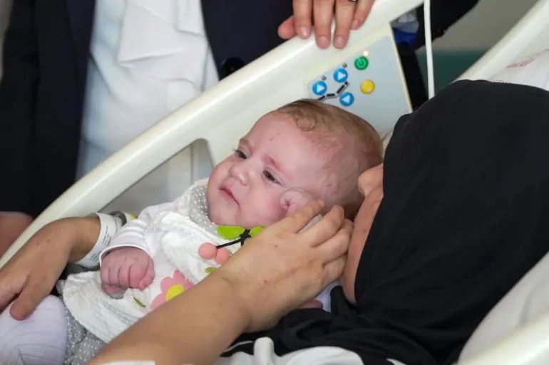 نوزاد ترکی که به شکل معجزه‌آمیزی در زلزله زنده ماند، به مادرش ملحق شد