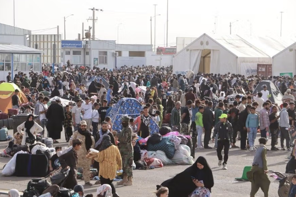 العفو الدولية تطالب إيران بوقف فوري لترحيل اللاجئين الأفغان