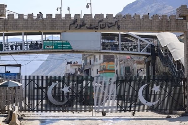 پاکستاني رسنۍ: تورخم دروازه د یوه پاکستاني سرتېري له ټپي کېدو وروسته بېرته وتړل شوه